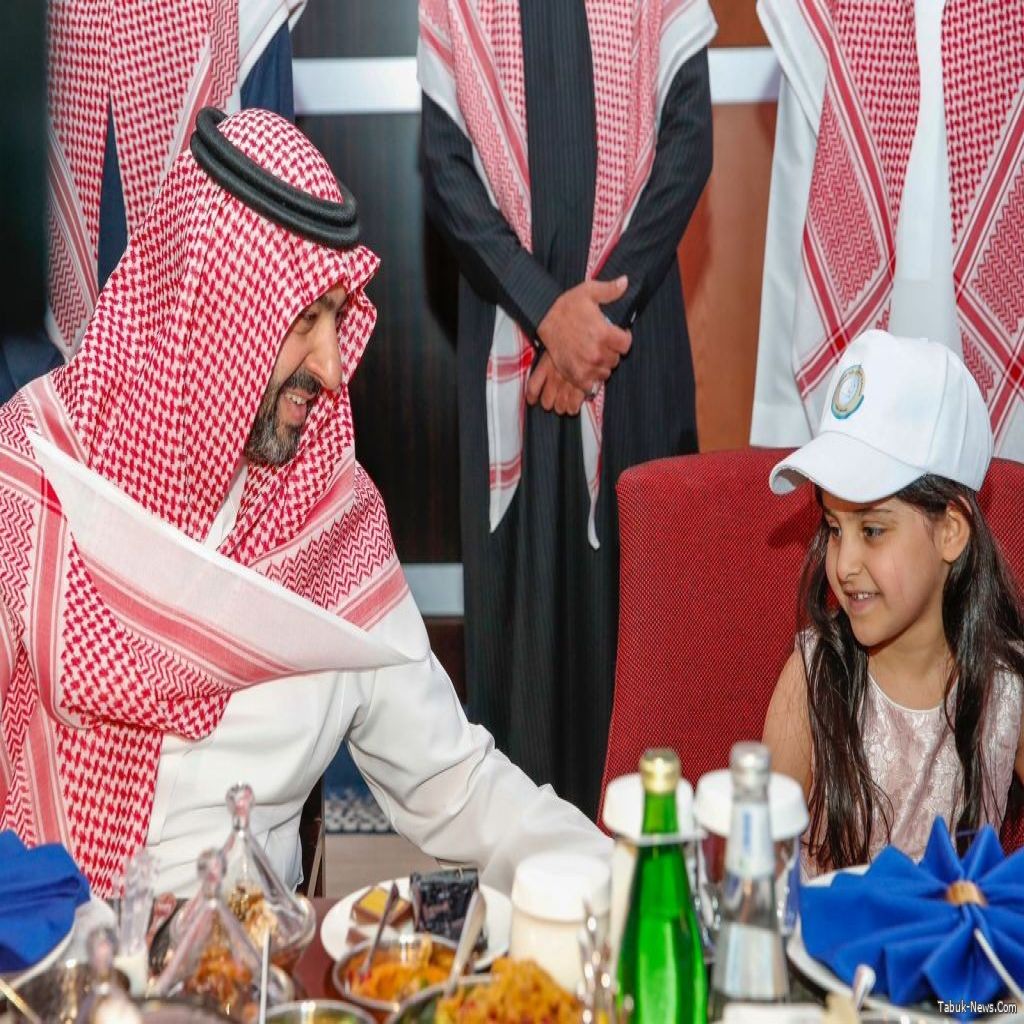 نائب أمير منطقة تبوك يشارك أبناءه الأيتام  إفطارهم