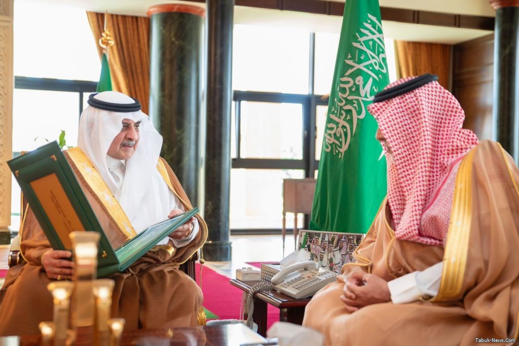 أمير تبوك يطلع على التقرير الشامل لأداء إدارة التعليم بالمنطقة أمير تبوك يطلع على التقرير الشامل لأداء إدارة التعليم بالمنطقة