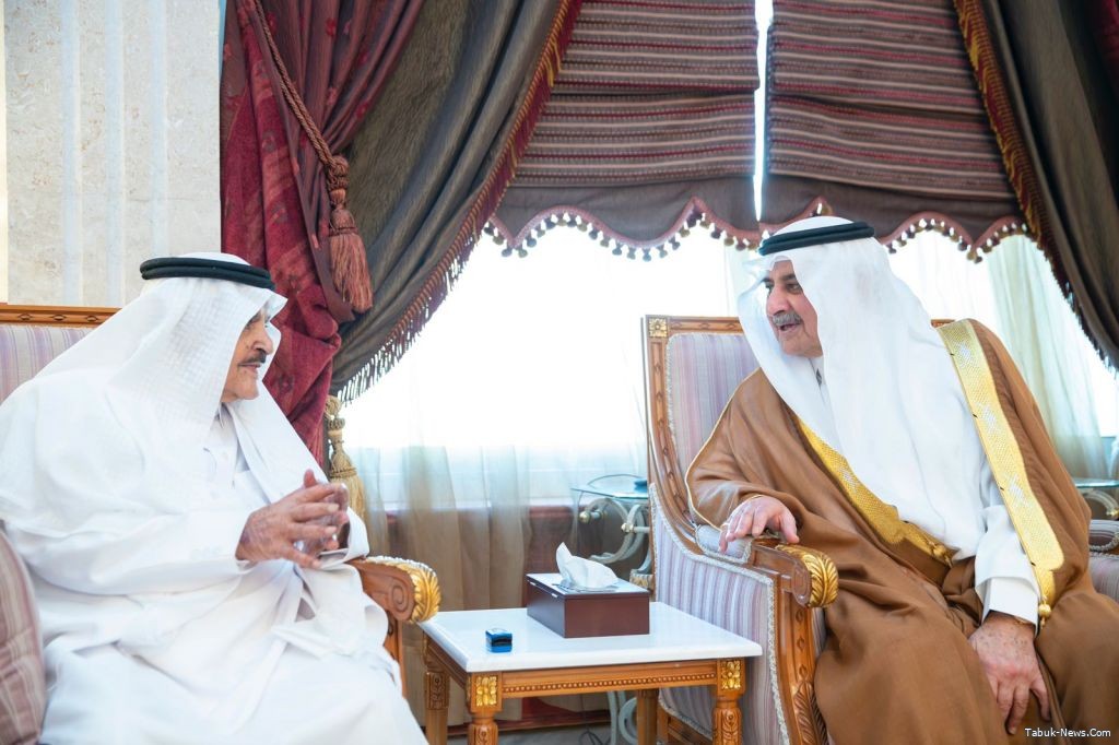 أمير تبوك يزور الشيخ أحمد الخريصي في منزله أمير تبوك يزور الشيخ أحمد الخريصي في منزله