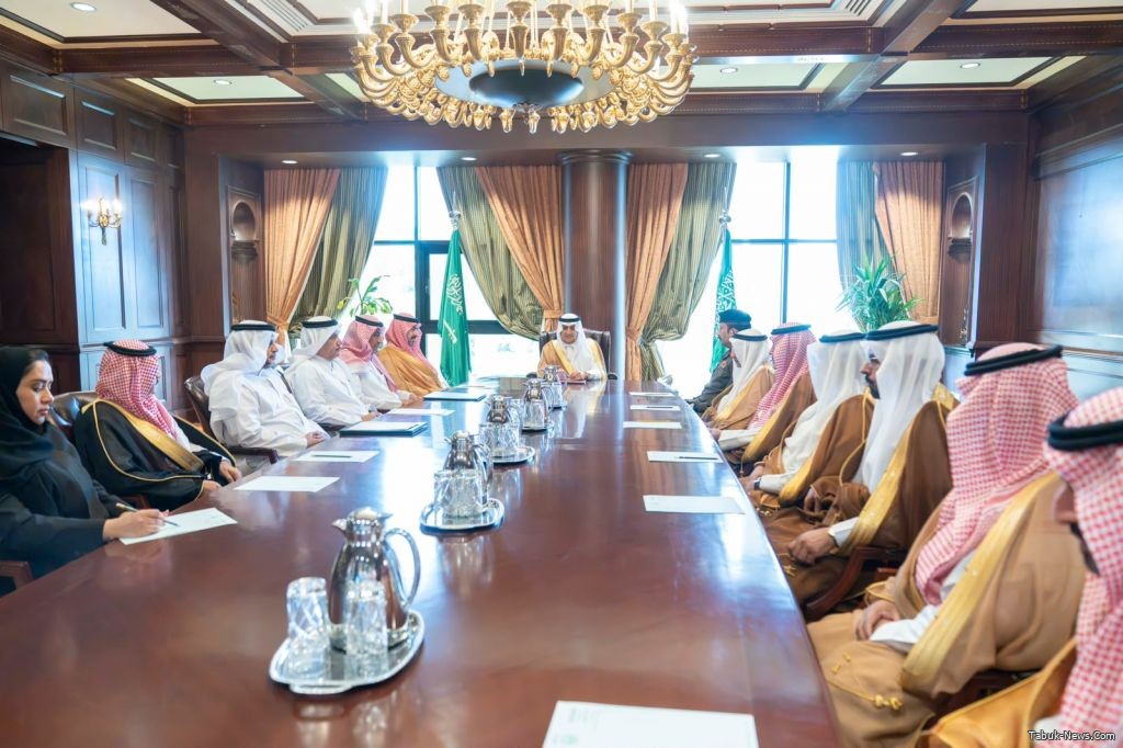 أمير تبوك يؤكد على أهمية الدور المناط بالمحافظين في نقل الصورة الحقيقية التي يشعر بها المواطن والمواطنة وتلمس احتياجاتهم وخدمتهم أمير تبوك يؤكد على أهمية الدور المناط بالمحافظين في نقل الصورة الحقيقية التي يشعر بها المواطن والمواطنة وتلمس احتياجاتهم وخدمتهم