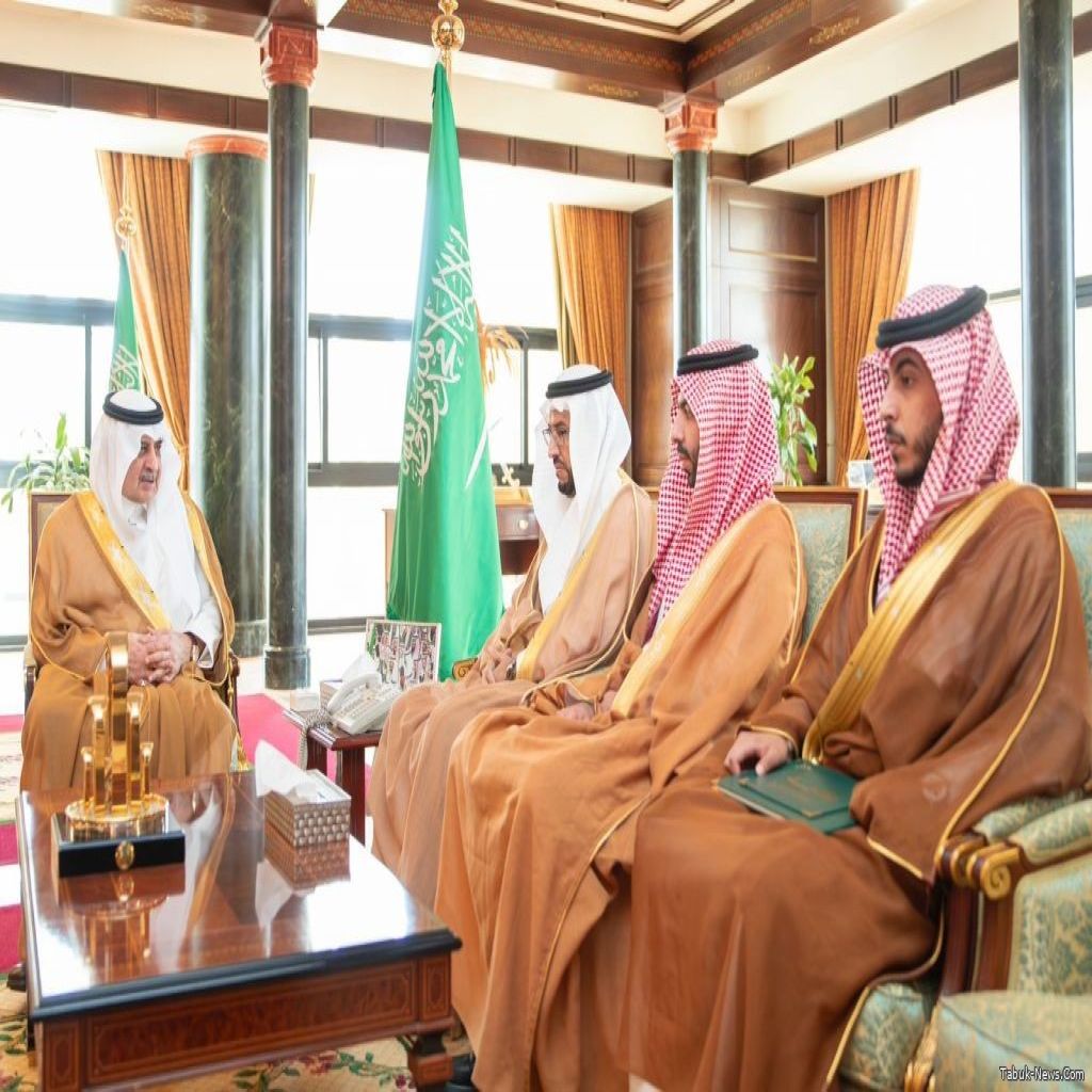 أمير تبوك يستقبل مدير فرع وزارة الصحة بالمنطقة والمدير التنفيذي لهيئة الصحة العامة بالقطاع الشمالي