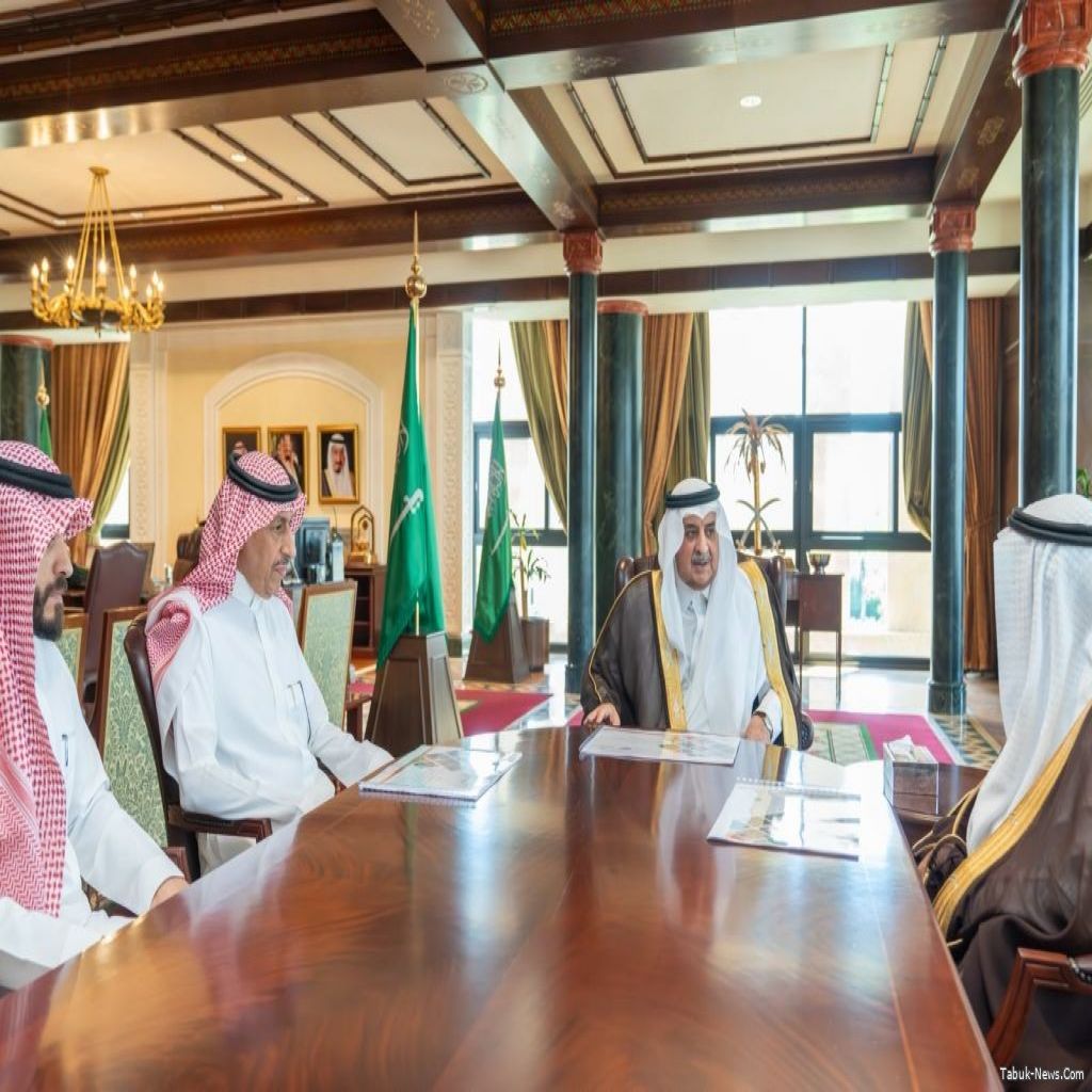 أمير تبوك يطلع على نسب الإنجاز في المشروعات التي تنفذها امانه المنطقة